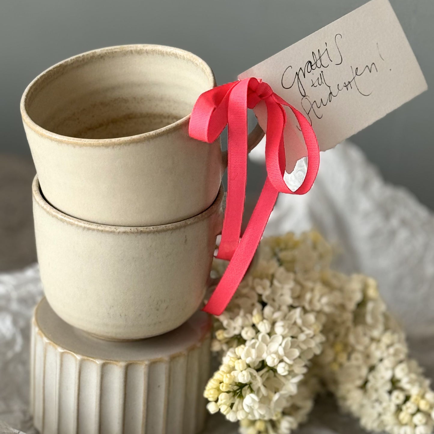 2 stora muggar i keramik med ljus beige glasyr