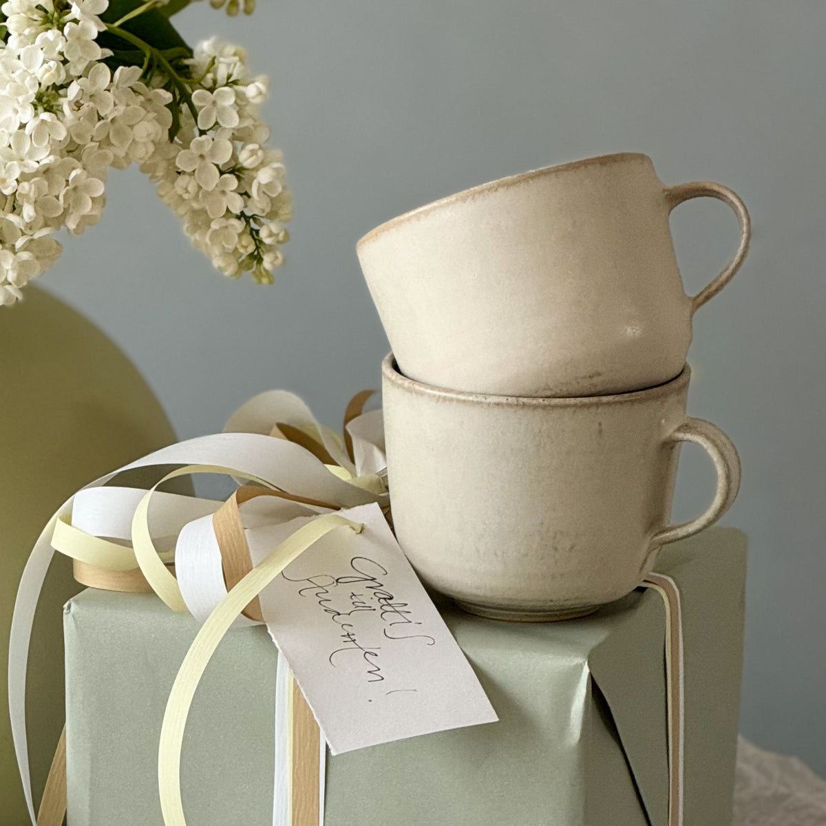 2 stora muggar i keramik med ljus beige glasyr