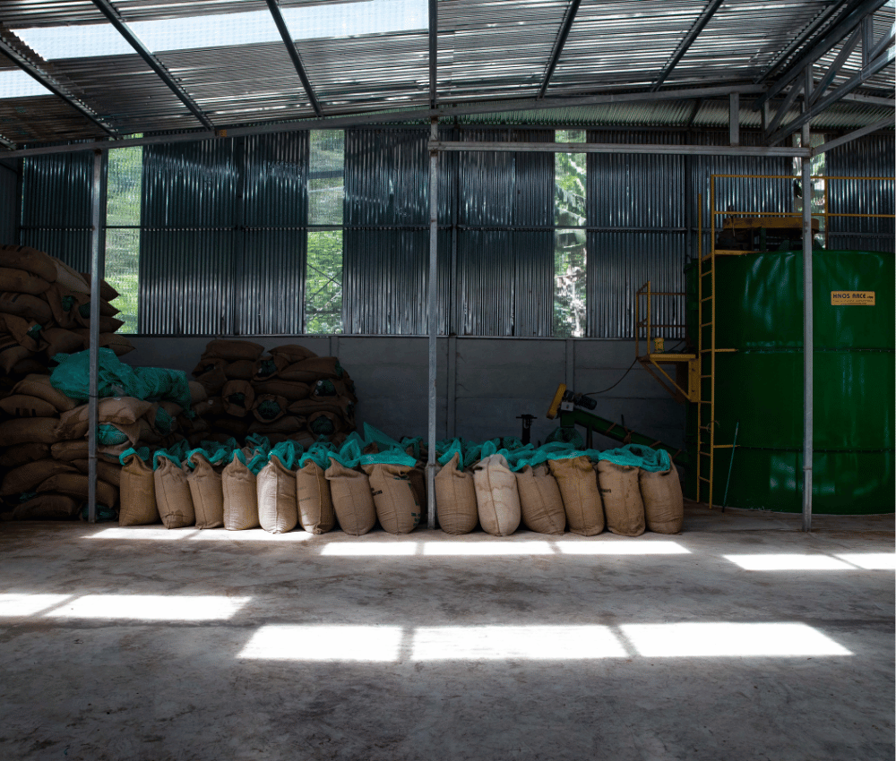 Säckar med kaffebönor i en lagerlokal