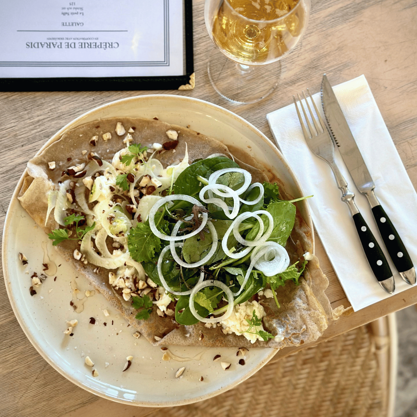 Galette med sallad, nötter och ost tillsammans med cider