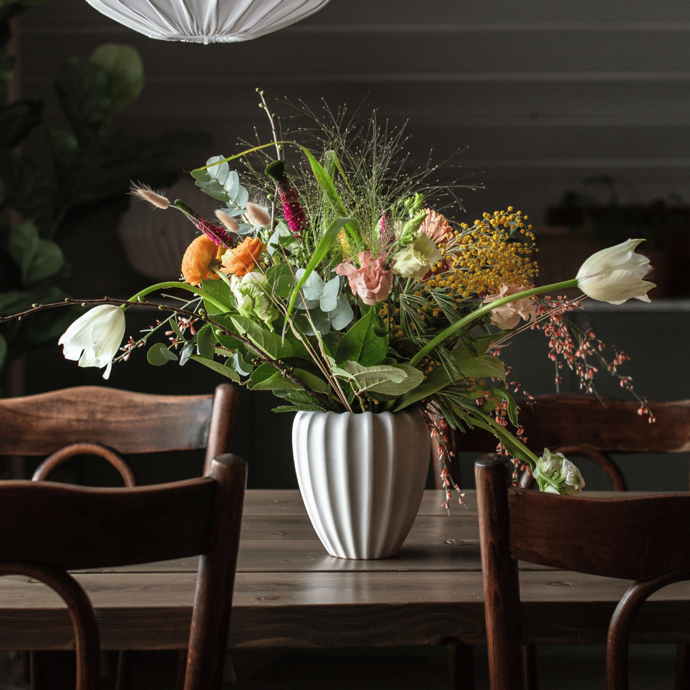 Vas i keramik med vårens blommor Paradisverkstaden Öland