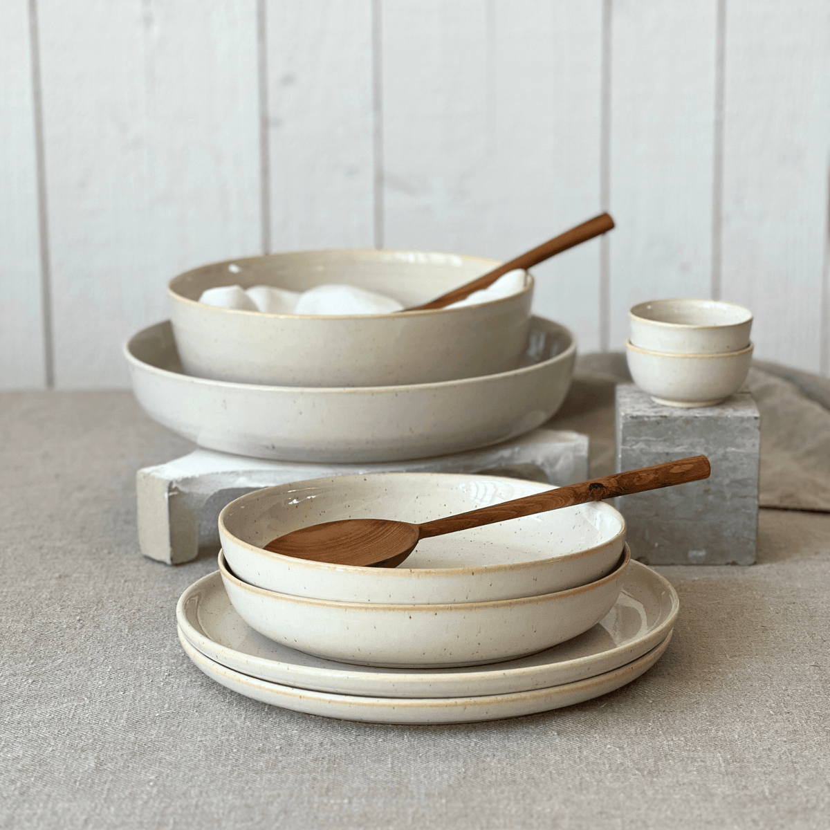 Middagsservis Morgon Grå Mini 8 delar från Paradisverkstaden i cremevit handgjord keramik med tallrikar, pastatallrikar, salladsskål, serveringsfat och miniskålar.