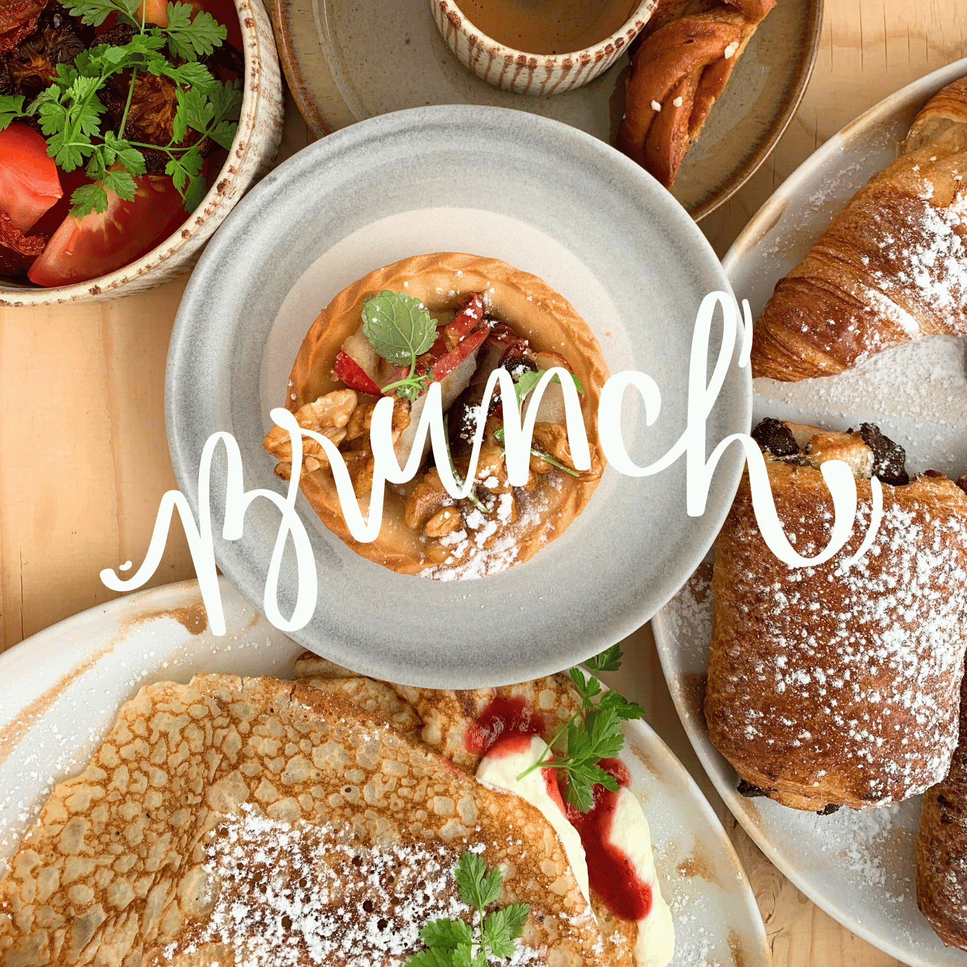 Pannkakor, frukter, kaffe och andra rätter som finns på en brunch
