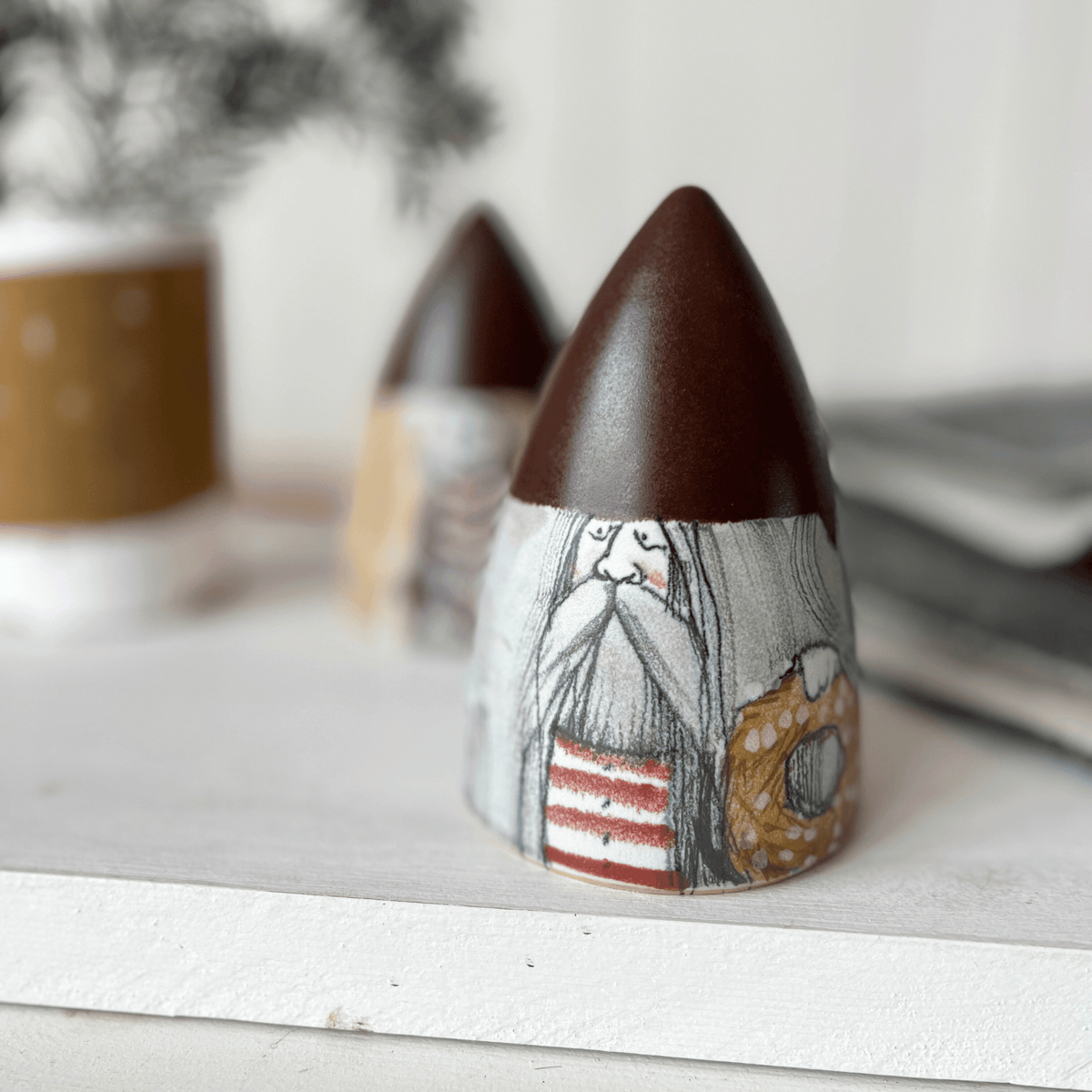 Tomte i keramik med chokladbrun luva - Paradisverkstaden Öland