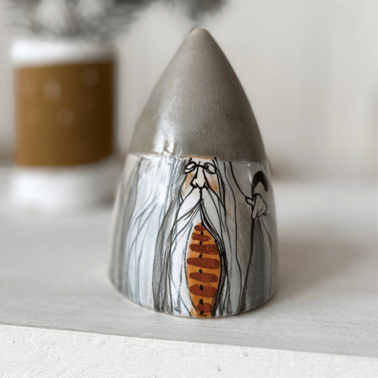Tomte i keramik med naturfärgad luva - Paradisverkstaden Öland