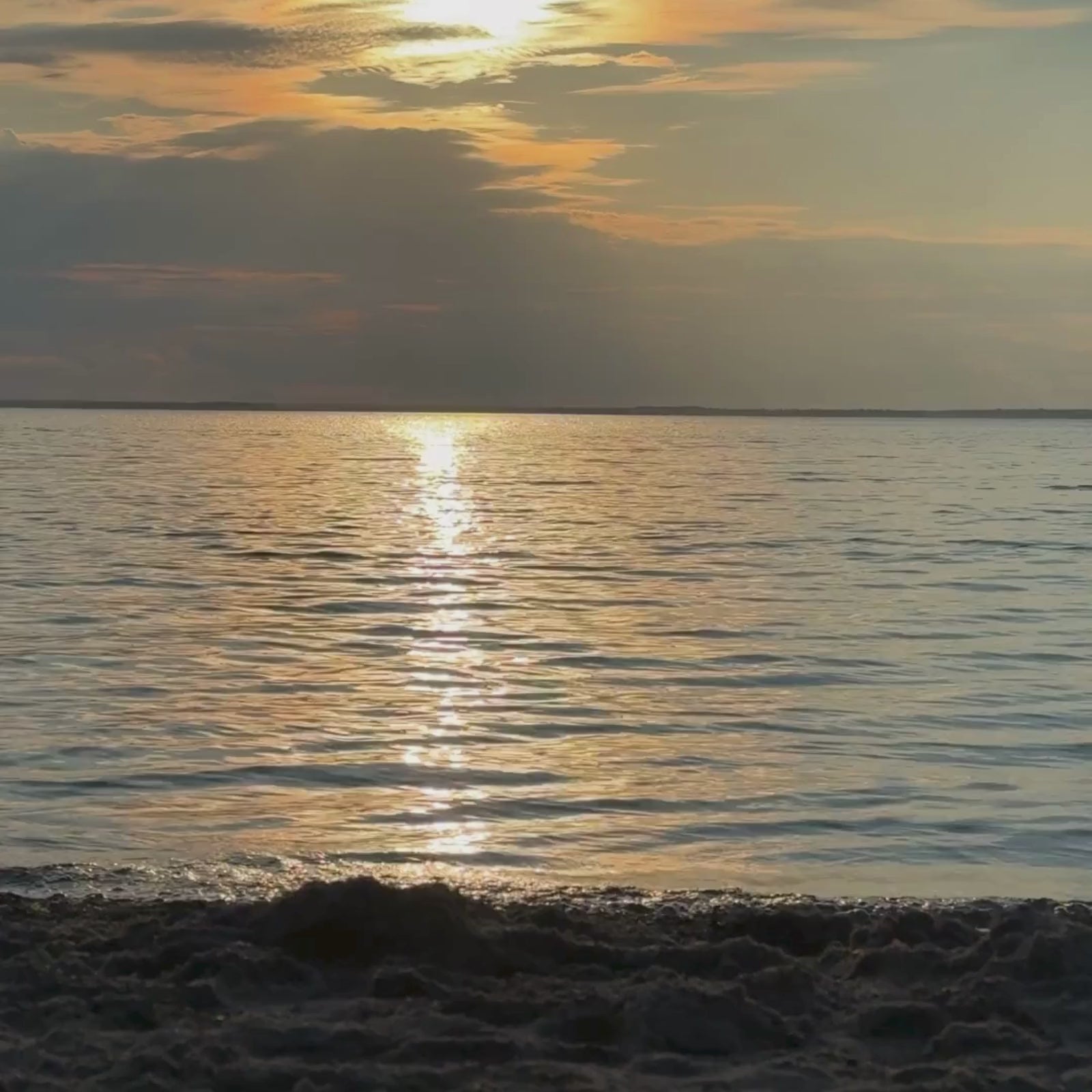 Solnedgång på Öland som speglar sig i vattnet