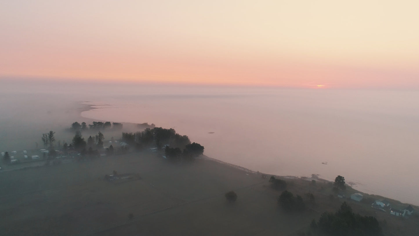 Öland i ett vackert landskap med morgondis