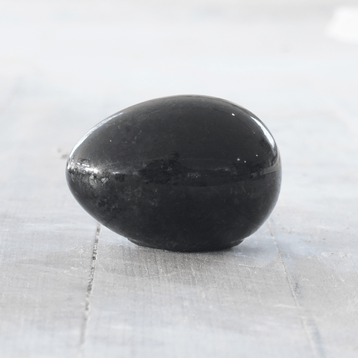 Blank svart handgjort Rakuägg från Paradisverkstaden