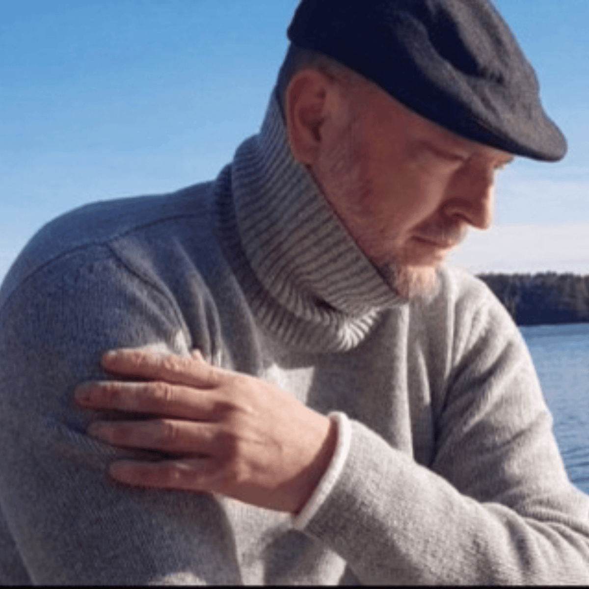 Alexander Stutterheim med grå ulltröja - John Sterner