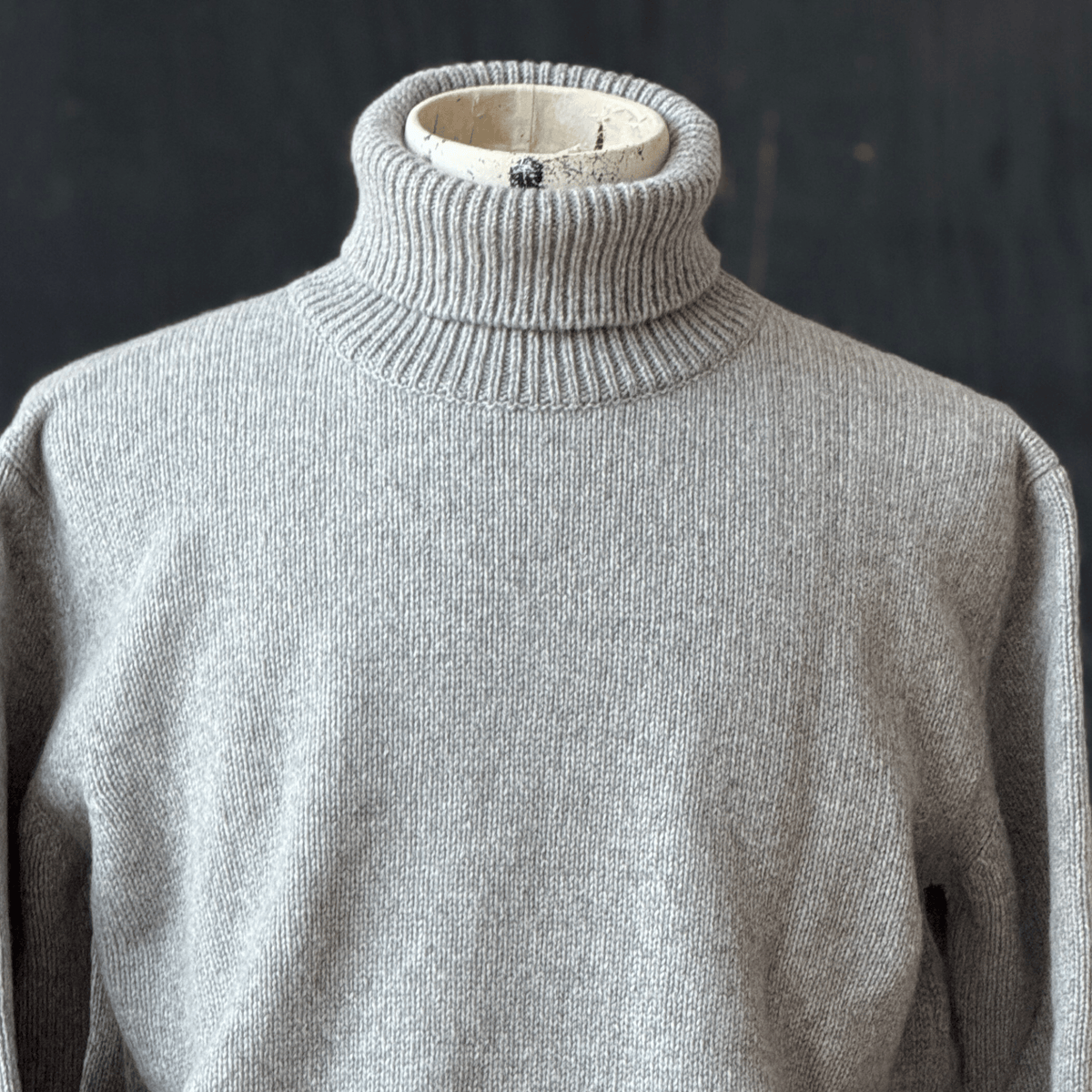 Grå stickad ulltröja med krage av Alexander Stutterheim - John Sterner