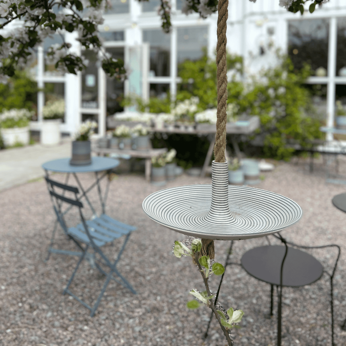 Fågelbad i keramik med handmålade ränder och rep från Paradisverkstaden, hängande fat